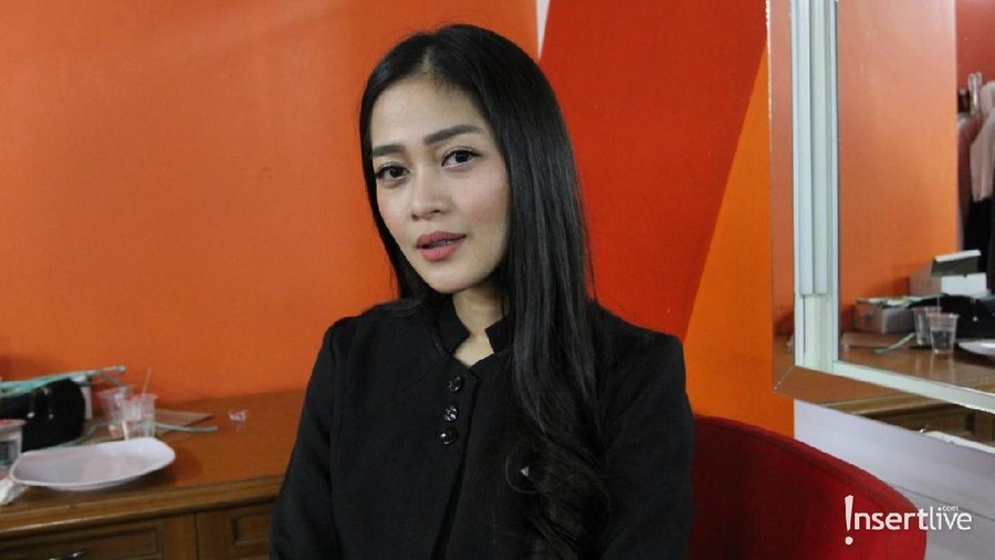 Gracia Indri tengah membujuk adiknya, Gisela Cindy, yang sudah lulus kuliah di Negeri Paman Sam untuk kembali ke Indonesia.