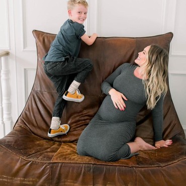 Lagi Hamil Anak Ketiga, Hillary Duff Positif Corona