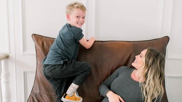 Lagi Hamil Anak Ketiga, Hillary Duff Positif Corona