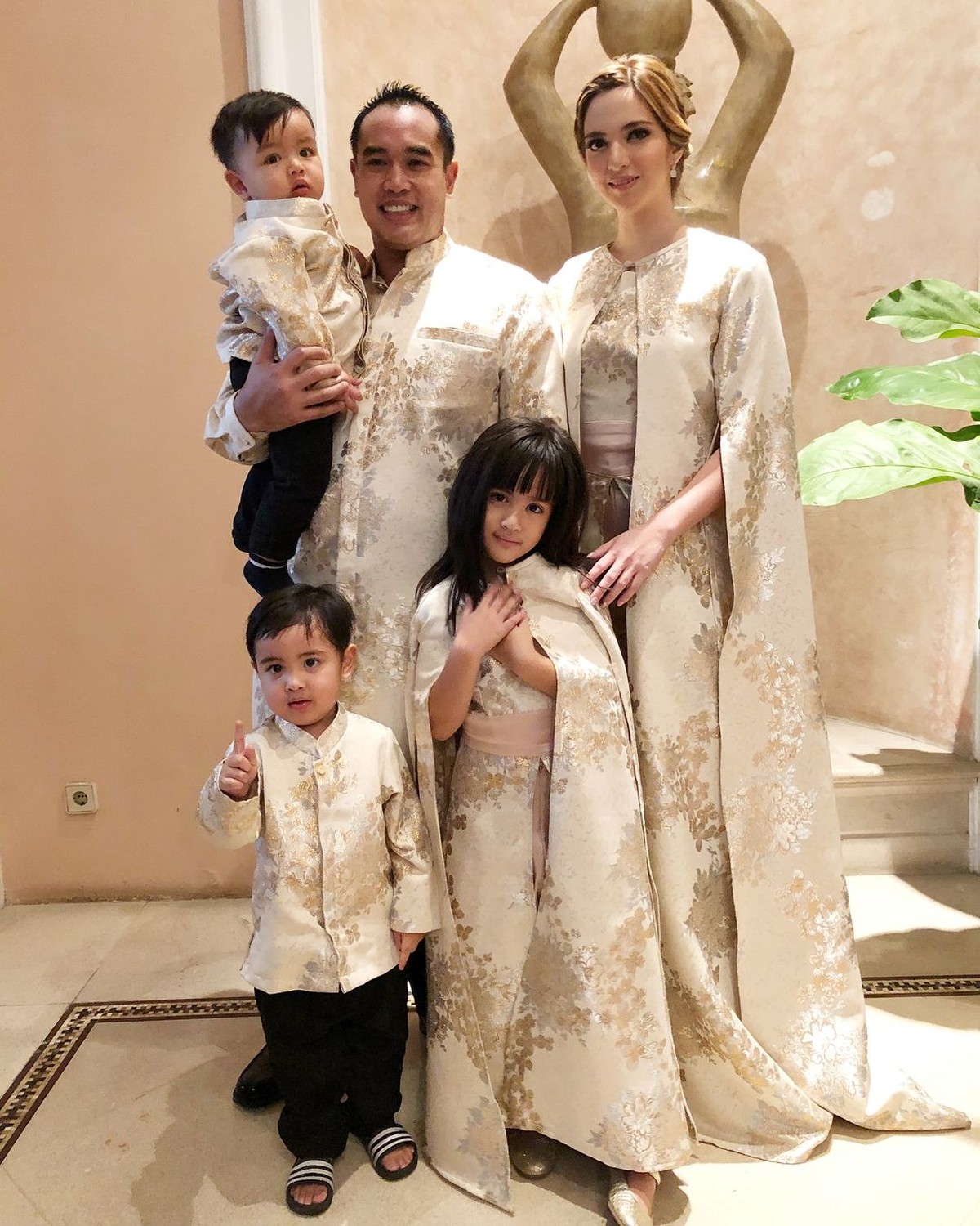 Nia Ramadhani kerap disebut sebagai sosok selebriti 'hot mom'&period; Dari pernikahannya dengan Ardi Bakrie&comma; Nia dikaruniai tiga anak&period; Yuk&comma; intip lima gaya keren Nia&excl;