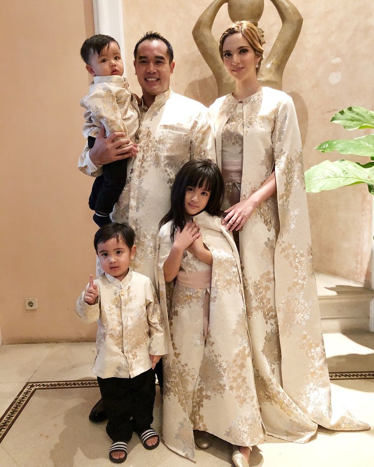6 Potret Kemesraan Nia Ramadhani dan Ardi Bakrie Rumah tangga Nia Ramadhani dan Ardi Bakrie sudah memasuki tahun kesembilan. Pasangan yang sudah dikaruniai tiga orang anak ini juga selalu terlihat mesra.