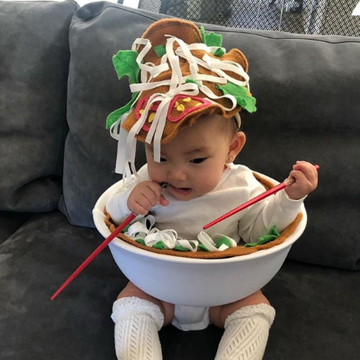 Halloween atau All Hallow's Evening awalnya sebuah festival bangsa Celtic. Dari orang dewasa hingga anak-anak biasanya pakai kostum. Seperti bayi ini, Bun, pakai kostum mi ayam. Yummy! (Foto: Instagram @madeleineolivia2018)