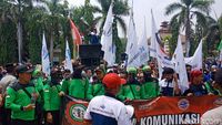 Buruh Cilegon Demo Minta UMK Naik 15% dari Rp 3,6 Juta