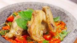 Resep Ayam Goreng Sambal Kemangi, Sambelnya Maknyus!