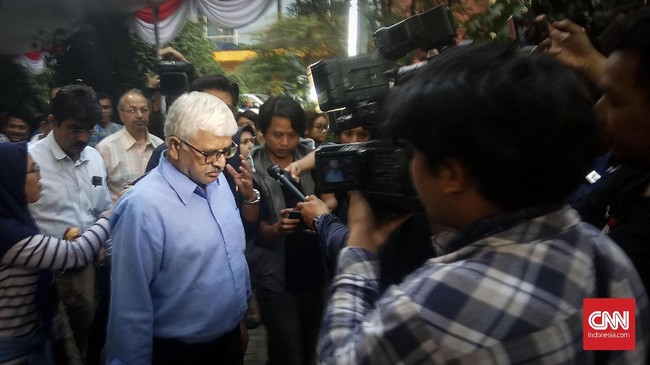 Keluarga Bhavje Suneja datang ke RS Polri untuk menyerahkan data antemortem. Mereka didampingi seorang staf Lion Air.