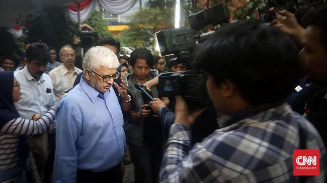 Keluarga Pilot Lion Air JT-610 Sambangi RS Polri Keluarga Bhavje Suneja datang ke RS Polri untuk menyerahkan data antemortem. Mereka didampingi seorang staf Lion Air.