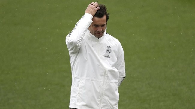 Pelatih Santiago Solari yang baru dipecat tetap diperbolehkan untuk tetap bekerja bersama Real Madrid di musim ini.