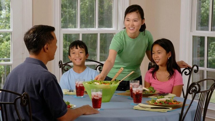 Setelah puasa selama belasan jam, terkadang kita dan anak suka asal makan yang penting lezat dan kenyang. Jangan seperti itu, kata dokter ada dampaknya, lho.