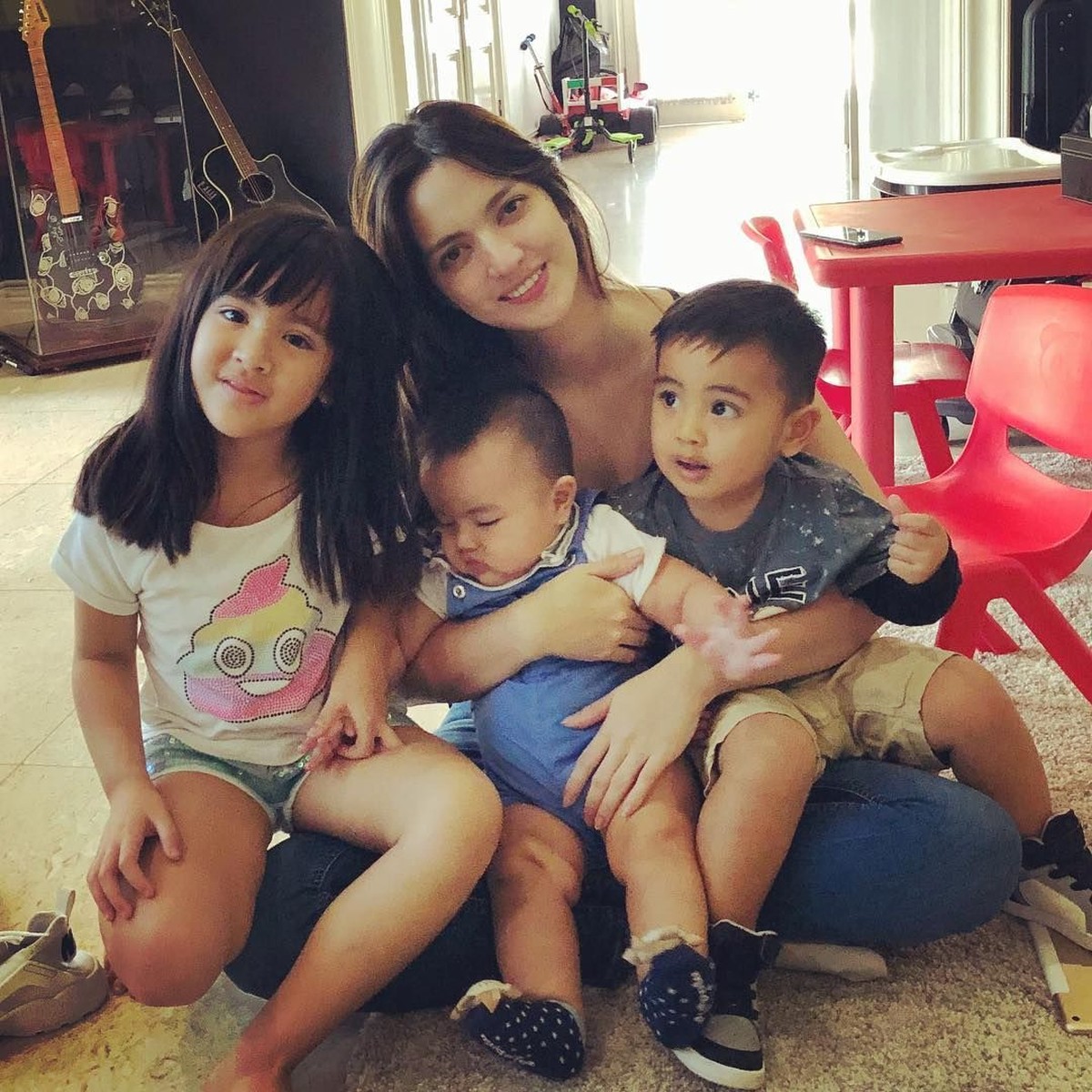 Nia Ramadhani kerap disebut sebagai sosok selebriti 'hot mom'&period; Dari pernikahannya dengan Ardi Bakrie&comma; Nia dikaruniai tiga anak&period; Yuk&comma; intip lima gaya keren Nia&excl;