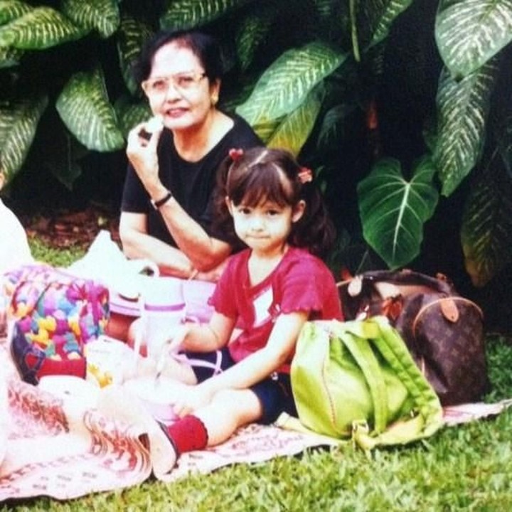 <p>Chelsea lagi piknik bareng neneknya nih, Bun. Jadi ingin ikut piknik bareng <a href="https://hot.detik.com/celeb/d-4208966/makan-malam-bareng-marini-chelsea-islan-didoakan-jodoh-jadi-mantu?_ga=2.92549533.1239278030.1540782401-503247584.1538538553" target="_blank">Chelsea Islan </a>nih. Hi-hi-hi.  (Foto: Instagram @chelseaislan)</p>
