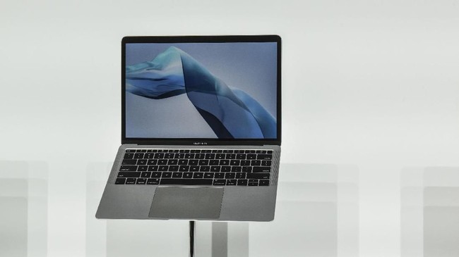 Apple kabarnya mulai berubah pikiran untuk menciptakan Macbook layar sentuh pada 2025.