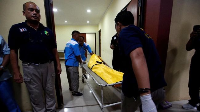 Korban Lion Air Asal Sidoarjo Teridentifikasi dari Sidik Jari Tim Inafis dan kedokteran RS Polri berhasi mengidentifikasi korban Lion Air asal Sidoarjo setelah mencocokkan hasil sidik jari dengan data e-KTP.