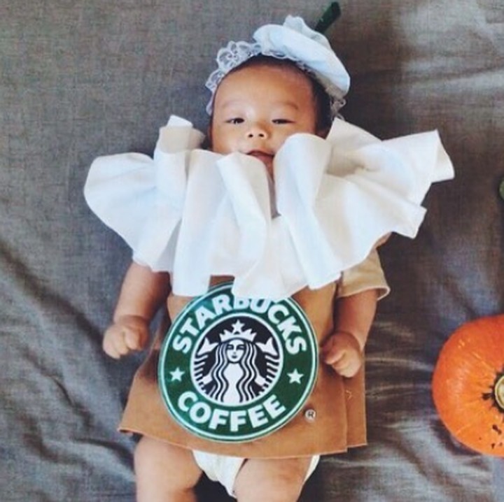 Lain daripada yang lain nih, si kecil pakai kostum kopi Starbucks. Hi-hi-hi. (Foto: Instagram @uuu_____33)