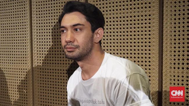 Tangis Reza Rahadian yang menjadi pemeran BJ Habibie dalam film Habibie Ainun pecah ketika saat mengunjungi rumah duka Presiden ketiga RI itu.