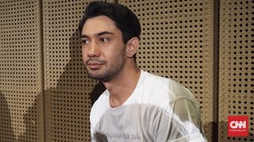Tangis Reza Rahadian Pecah Saat Kunjungi Rumah Habibie