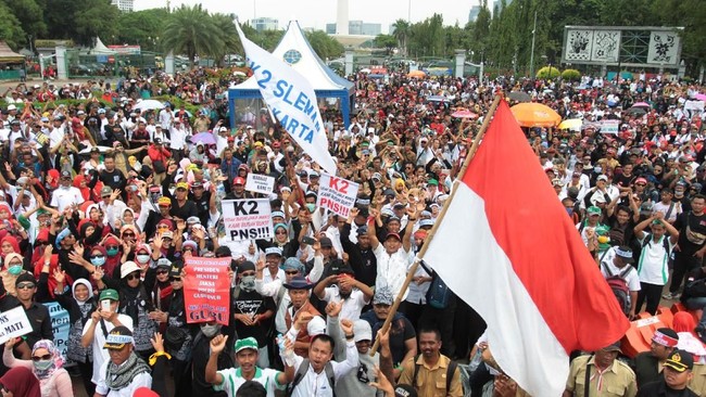 Sejak kemarin, karyawan honorer K2 yang mayoritas guru dari sejumlah wilayah di Indonesia melakukan aksi di seberang Istana Merdeka, Jakarta.