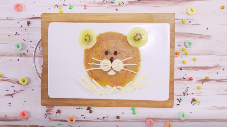 Pancake merupakan salah satu menu sarapan yang disukai anak. Sekarang kita akan buat pancake bentuk kucing yang membuat si kecil makin suka makan.