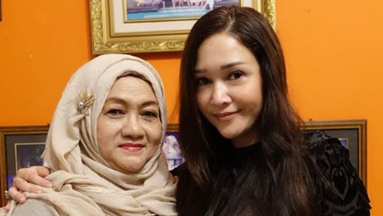 Di pernikahan Maia Estianty, sang ibunda menulis pesan manis untuknya.
