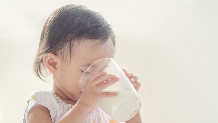 Bunda, 3 risiko ini bisa muncul ketika anak nggak mau makan karena dia terlalu sering minum susu.