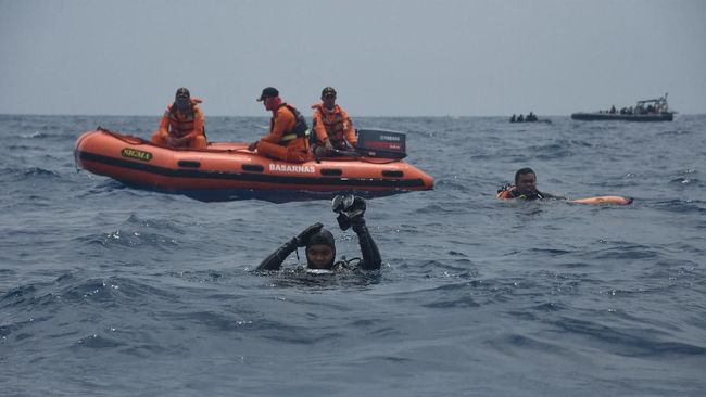 BPPT Turunkan 'Pengendus' Sinyal Kotak Hitam Lion Air JT-610 BPPT menurunkan USBL Transponder untuk mencari sinyal Kotak Hitam terkait kecelakaan pesawat Lion Air JT-610 pada Senin lalu.