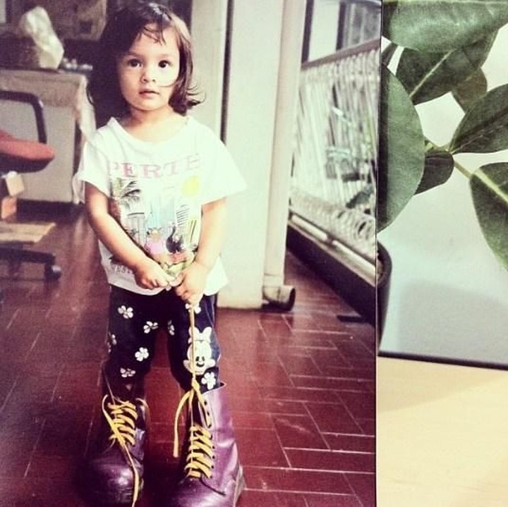 <p>Sepatunya besar banget Chelsea, itu gimana jalannya? He-he-he. (Foto: Instagram @chelseaislan)</p>