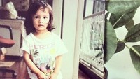 <p>Sepatunya besar banget Chelsea, itu gimana jalannya? He-he-he. (Foto: Instagram @chelseaislan)</p>