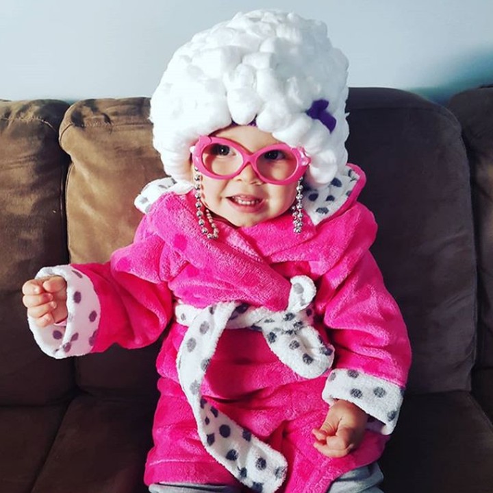 Ya ampun, lucunya pakai kostum ala Grandma. (Foto: Instagram @v3roniquej3an)