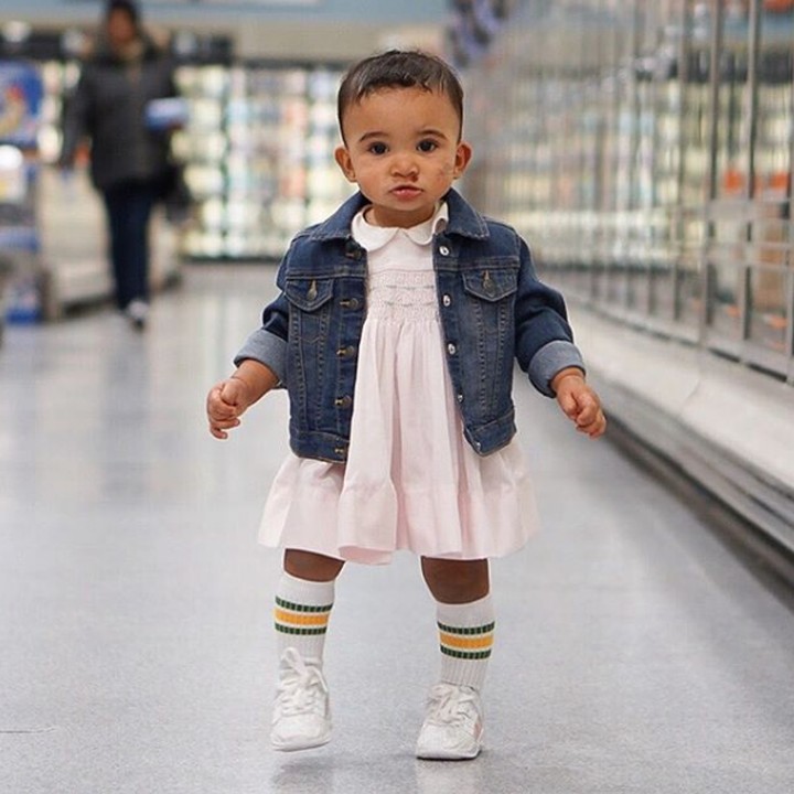 Kalau Bunda tahu serial Netflix Strangers Things, pasti tahu si kecil pakai kostum apa. Yap, pakai kostum tokoh Eleven. (Foto: Instagram @negralinda718)