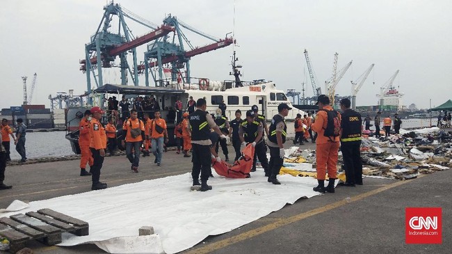 Keluarga korban Lion Air JT-610 terus berupaya mencari tahu informasi jenazah dan barang-barang milik korban ke posko evakuasi JICT 2 walau terdapat larangan.