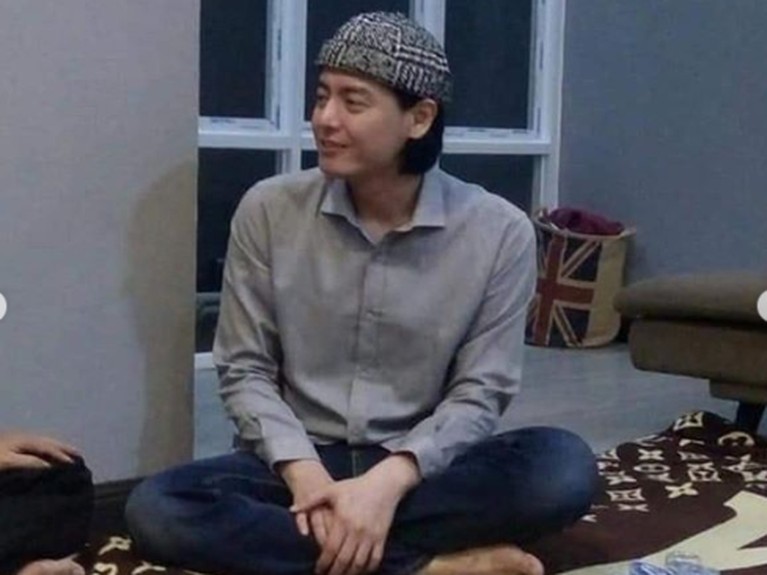 7 Transformasi Roger Danuarta, Bintang Idola Hingga Jadi Mualaf Roger Danuarta yang berasal dari keluarga non muslim telah memutuskan untuk menjadi seorang mualaf. Banyak spekulasi yang mucul terkait keputusannya tersebut.