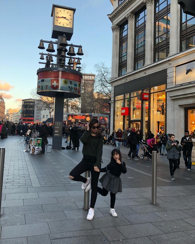 Nia Ramadhani kerap disebut sebagai sosok selebriti 'hot mom'. Dari pernikahannya dengan Ardi Bakrie, Nia dikaruniai tiga anak. Yuk, intip lima gaya keren Nia!