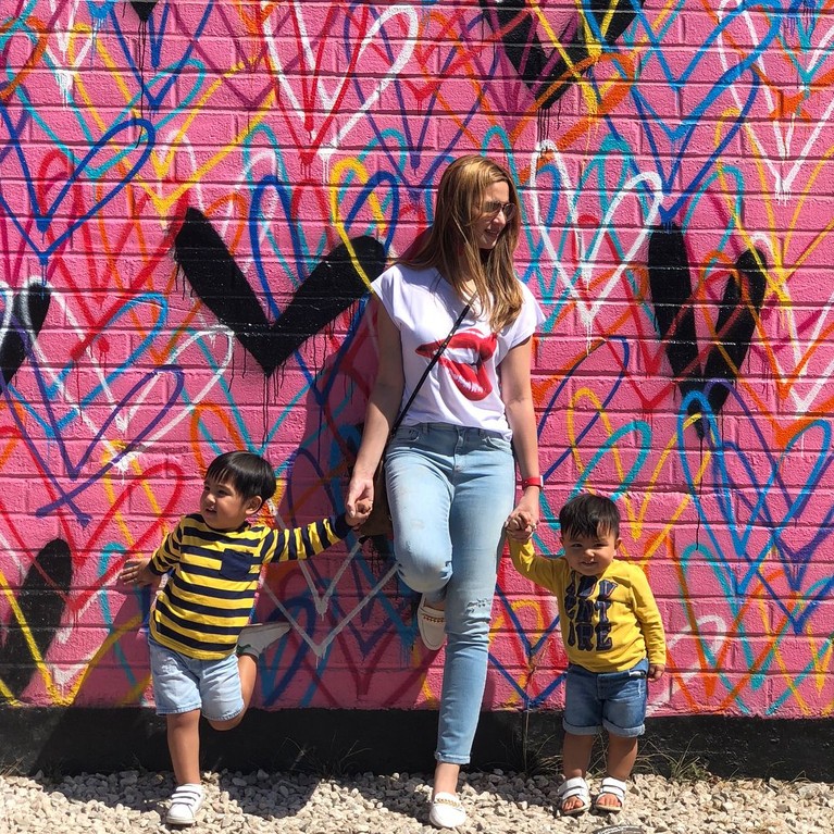 Hot Mom, Intip 6 Gaya Nia Ramadhani Saat Mengasuh Anak Nia Ramadhani kerap disebut sebagai sosok selebriti 'hot mom'. Dari pernikahannya dengan Ardi Bakrie, Nia dikaruniai tiga anak. Yuk, intip lima gaya keren Nia!