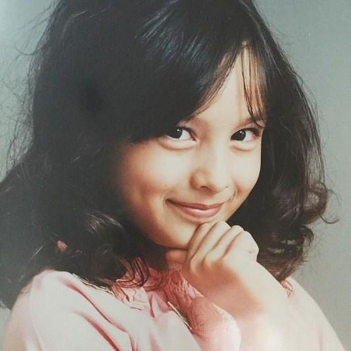 <p>Dengan gaya menyamping, senyum, dan lesung pipi yang manis ini, wajah Chelsea sudah terlihat dewasa ya? (Foto: Instagram @chelseaislan)<br /><br /></p>