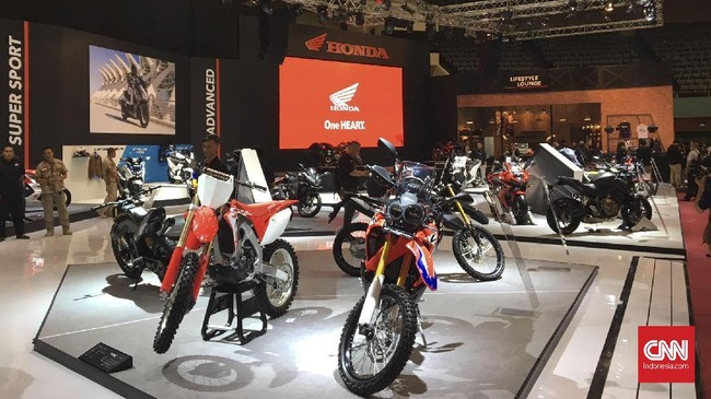 Performa penjualan motor lebih baik ketimbang penjualan mobil. Penjualan motor bisa melampaui target, sementara mobil targetnya direvisi lebih rendah.