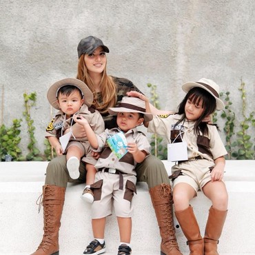 Hot Mom, Intip 6 Gaya Nia Ramadhani Saat Mengasuh Anak