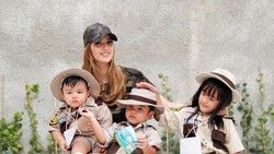 Hot Mom, Intip 6 Gaya Nia Ramadhani Saat Mengasuh Anak