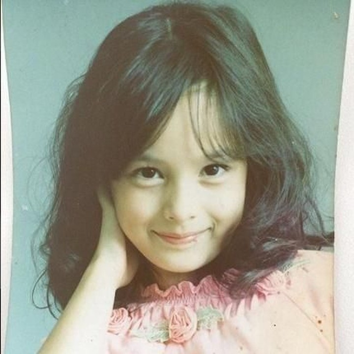 <p> Wajah masa kecil <a href="https://hot.detik.com/celeb/d-4250012/dunia-serasa-milik-berdua-chelsea-islan-dan-daffa-mesra-terus?_ga=2.58347818.1239278030.1540782401-503247584.1538538553" target="_blank">Chelsea Islan</a> tidak terlalu berbeda dengan saat ini ya, Bun. Tetap cantik dan manis. (Foto: Instagram @chelseaislan)<br /><br /></p>