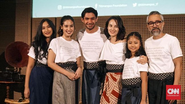 Berkat canda iseng aktor Reza Rahadian, pementasan teater Bunga Penutup Abad kembali digelar pada pertengahan November ini.