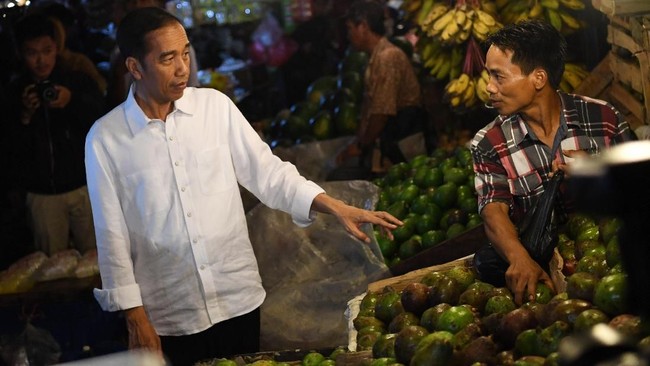 Presiden Joko Widodo (Jokowi) blusukan meninjau dan membagikan bantuan kepada masyarakat dan pedagang di Pasar Badung, Kota Denpasar, Bali, Kamis (17/11) pagi.