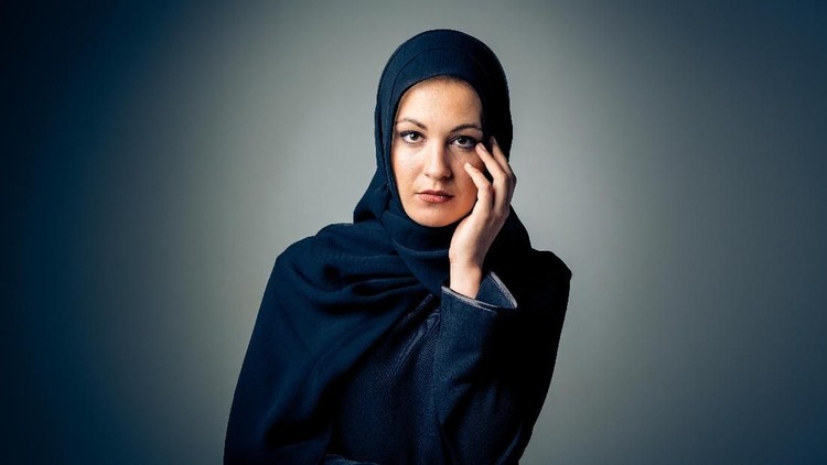 Jangan lupa tetap jaga kebersihan rambut dan kulit kepala ya, Bun, ketika Bunda memakai hijab. Salah satunya cegah ketombe dan rambut rontok.