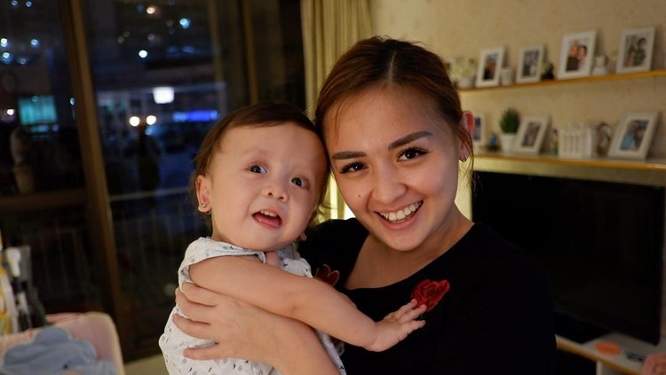Joanna tidak pernah malu meskipun kondisi Zio berbeda dari anak seusianya. Namun, tetap ada kekhawatiran dalam hati yang tak bisa ditepisnya.