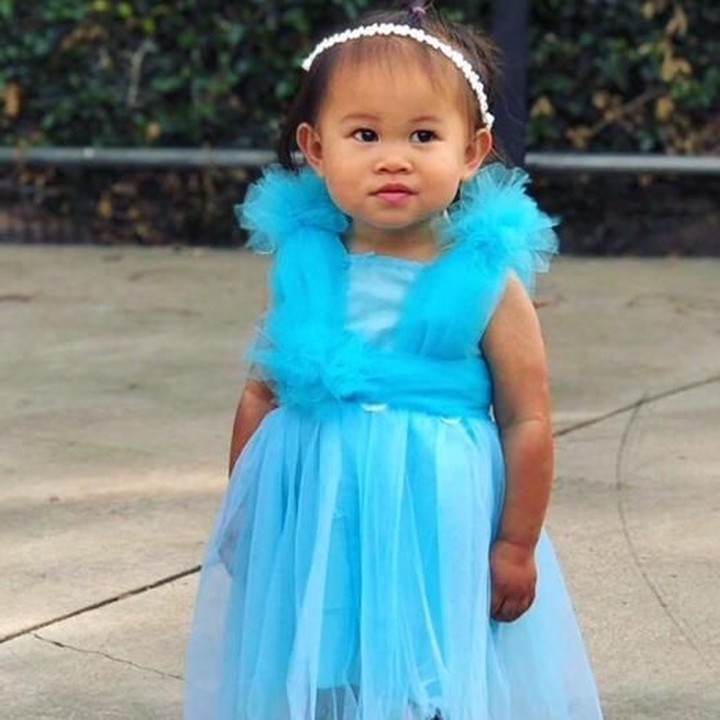 Terakhir, si kecil pakai kostum <a href="https://hot.detik.com/spotlight/d-4220739/dari-crazy-rich-asians-ini-proyek-film-hollywood-terbaru-teddy-setiawan">Rachel Chu</a>, tokoh utama yang merupakan seorang profesor di New York University. (Foto: Instagram @lady_yoshi)