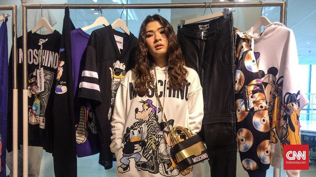 Moschino membuat koleksinya lebih ramah di kantong dengan membuat koleksi kolaborasi bersama ritel H&M. Koleksi ini juga akan hadir di Indonesia.