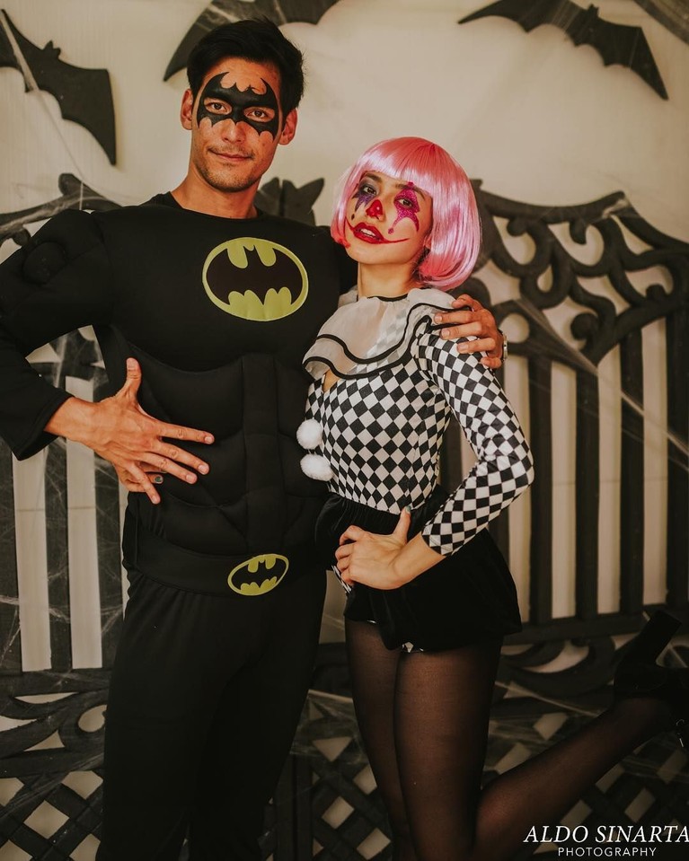Halloween biasa dirayakan tanggal 31 Oktober setiap tahunnya. Seolah tak ingin kehilangan euforianya, yuk intip deretan kostum Halloween lima seleb Indonesia.