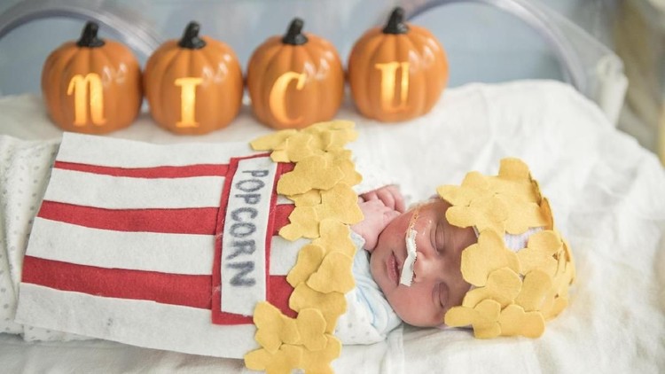 Rumah sakit di AS memakaikan kostum Halloween pada bayi-bayi di NICU. Pasti imut dan menggemaskan deh.