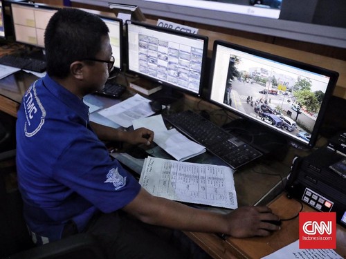 Petugas TMC memantau kendaraan di ruang kontrol Ditlantas Polda Metro Jaya, Jakarta(1/11). Penerapan tilang elektronik atau electronic traffic law enforcment (ETLE) berlaku mulai hari ini tanggal 1 November 2018. ( CNN Indonesia/ Hesti Rika)