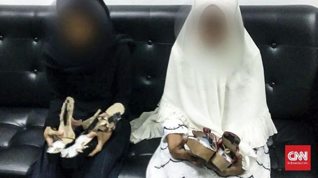 Petugas Bandara Kualanamu, Sumut, menangkap dua wanita yang mencoba menyelundupkan sabu 1 kg yang disembunyikan di dalam sandal, Kamis (1/11).