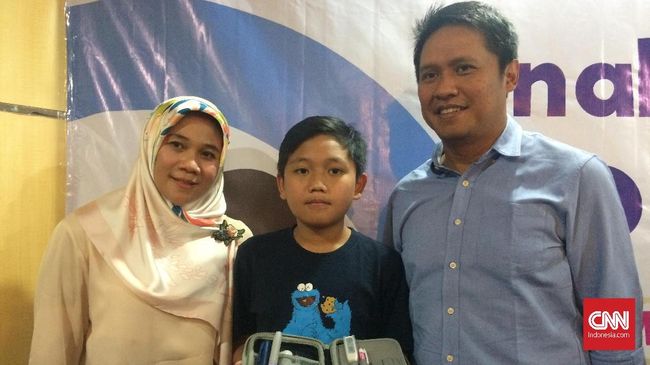 Cek gula darah dan suntik insulin setiap hari jadi rutinitas bagi Fulki Baharudin Prihandoko, bocah 12 tahun yang mengidap diabetes.