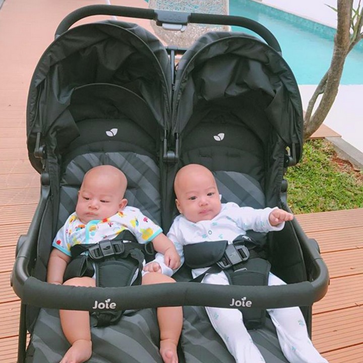 <p>Udah siap mau jalan-jalan nih. Mau ke mana sih duo gembil? (Foto: Instagram: @apriljasmine85)</p>