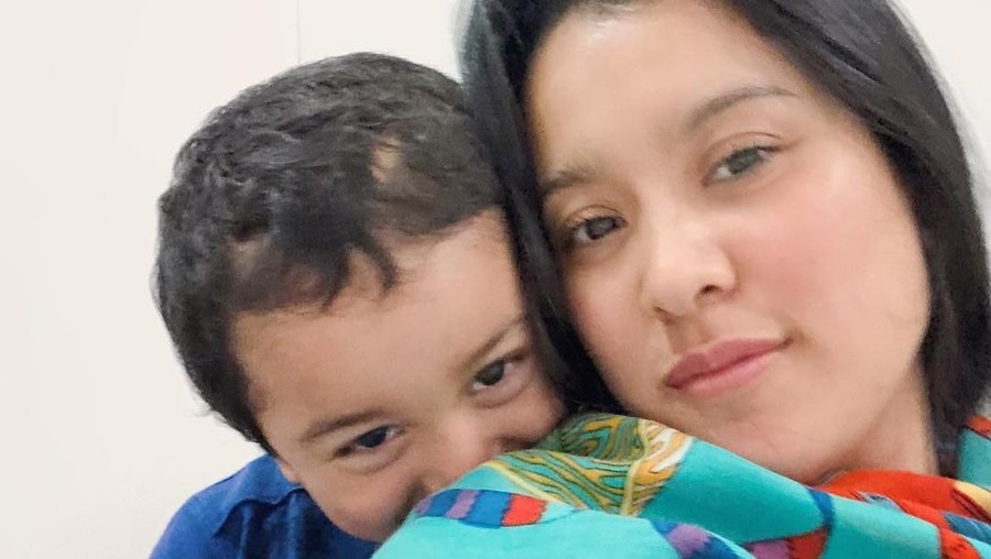 Marcella Zalianty Yuk, kita simak bersama kisah cinta kasih dari empat selebriti saat anaknya sakit.